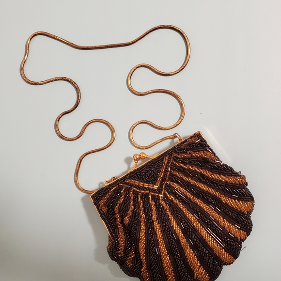 Retro Scalloped Shell Sequin Flapper Purse in Black and Gold - Picture 1 of 3